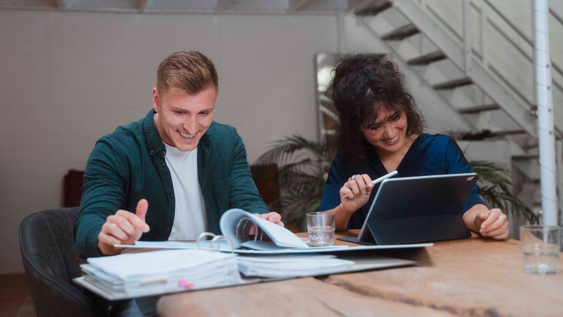 Як позбутися боргів молода пара сидить разом і веде домашню книгу