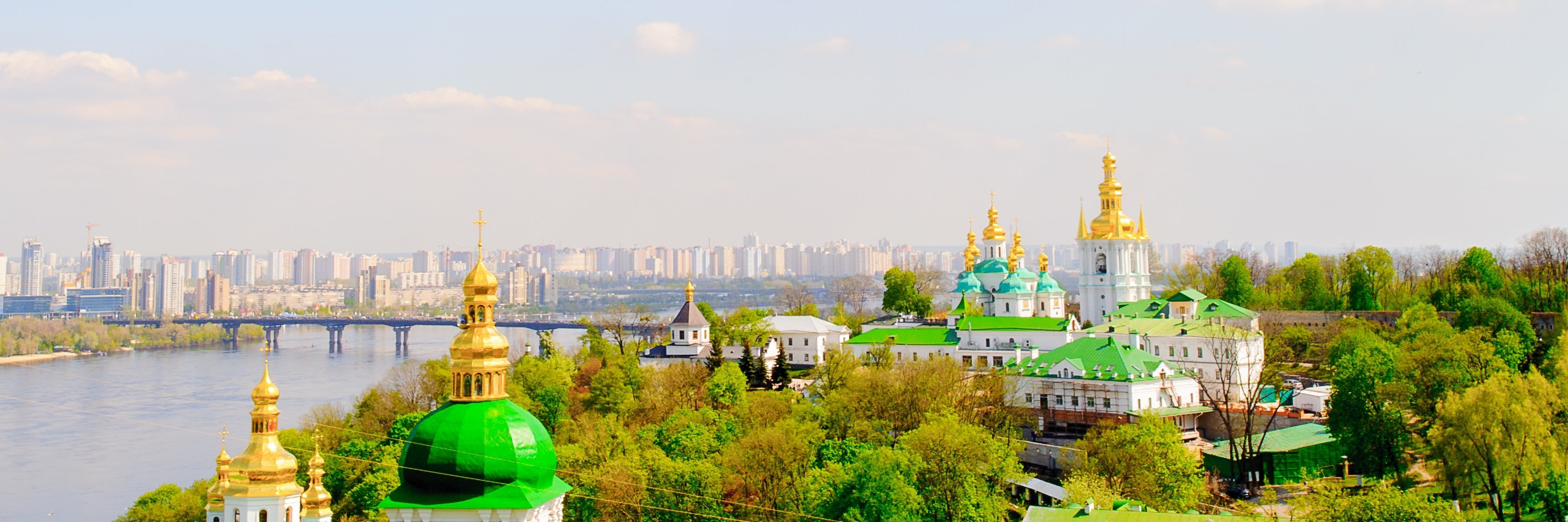 Панорама міста Міський пейзаж із річкою та історичними будівлями