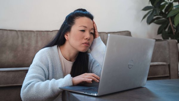 Чому борг може бути небезпечним Жінка сидить за своїм ноутбуком