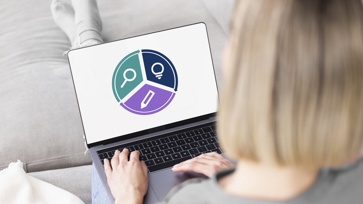 Системна фінансова консультація Жінка працює за ноутбуком із фінансовою діаграмою на екрані