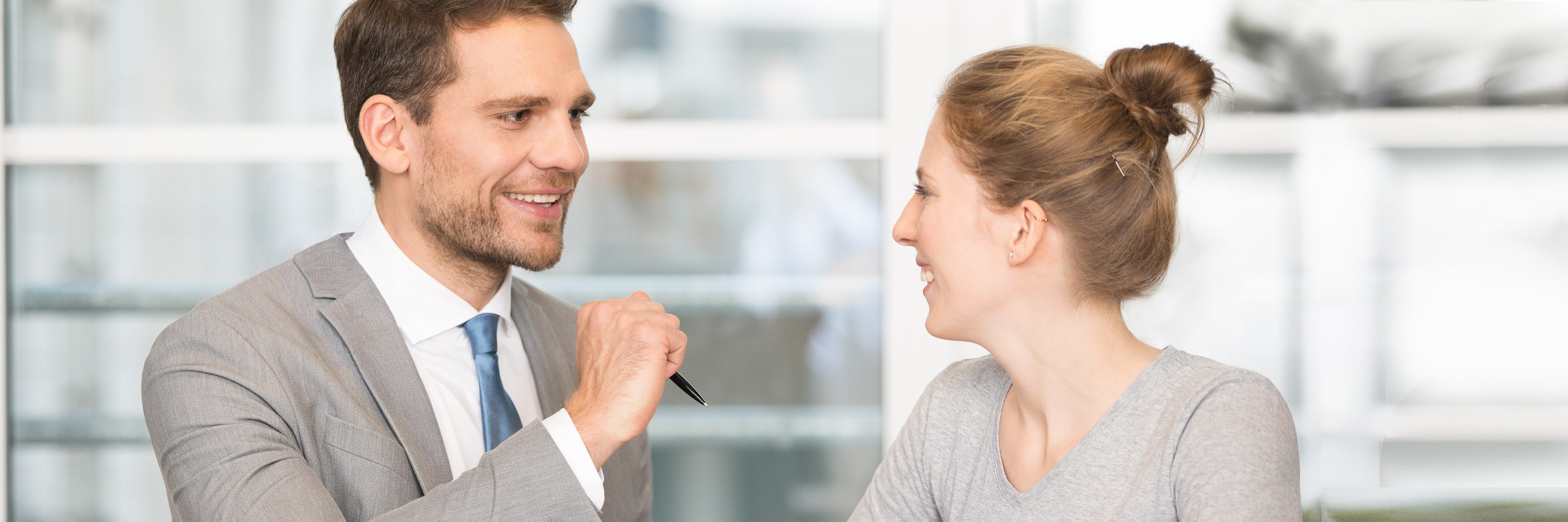 Послуги Чоловік і жінка розмовляють у приміщенні